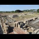 Minturnae (wurde 296 v. Chr. römische Kolonie), hier der Blick auf Forum und Capitolium (der Haupttempel)
